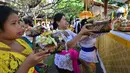 Sejumlah umat Hindu Bali membawakan sesajen untuk sembahyang Hari Raya Galungan di Pura Jagat Natha di Denpasar, Bali (1/11). Galungan dimaknai sebagai hari kemenangan Dharma (Kebaikan) melawan Adharma (Keburukan). (AFP Photo/Sonny Tumbelaka)