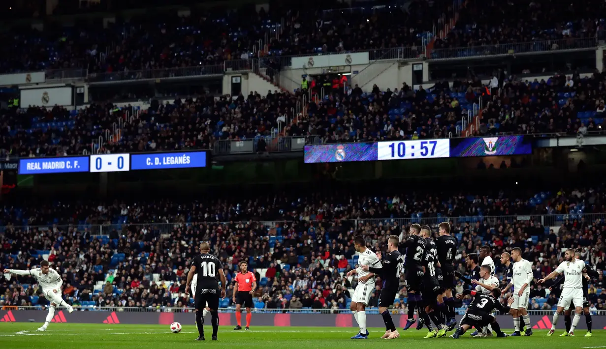 Bek Real Madrid, Sergio Ramos (kiri) melakukan tendangan bebas saat menghadapi Leganes dalam laga Copa del Rey di Santiago Bernabeu, Madrid, Spanyol, Rabu (9/1). Real Madrid mengalahkan Leganes 3-0. (AP Photo/Manu Fernandez)