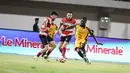 Pemain Persija Jakarta, Allano Lima (kanan) berebut bola dengan pemain Madura United pada lanjutan BRI Super League 2025/2026 di Stadion Gelora Ratu Pamelingan, Jumat (24/10/2025) malam WIB. (Bola.com/Abdul Aziz).