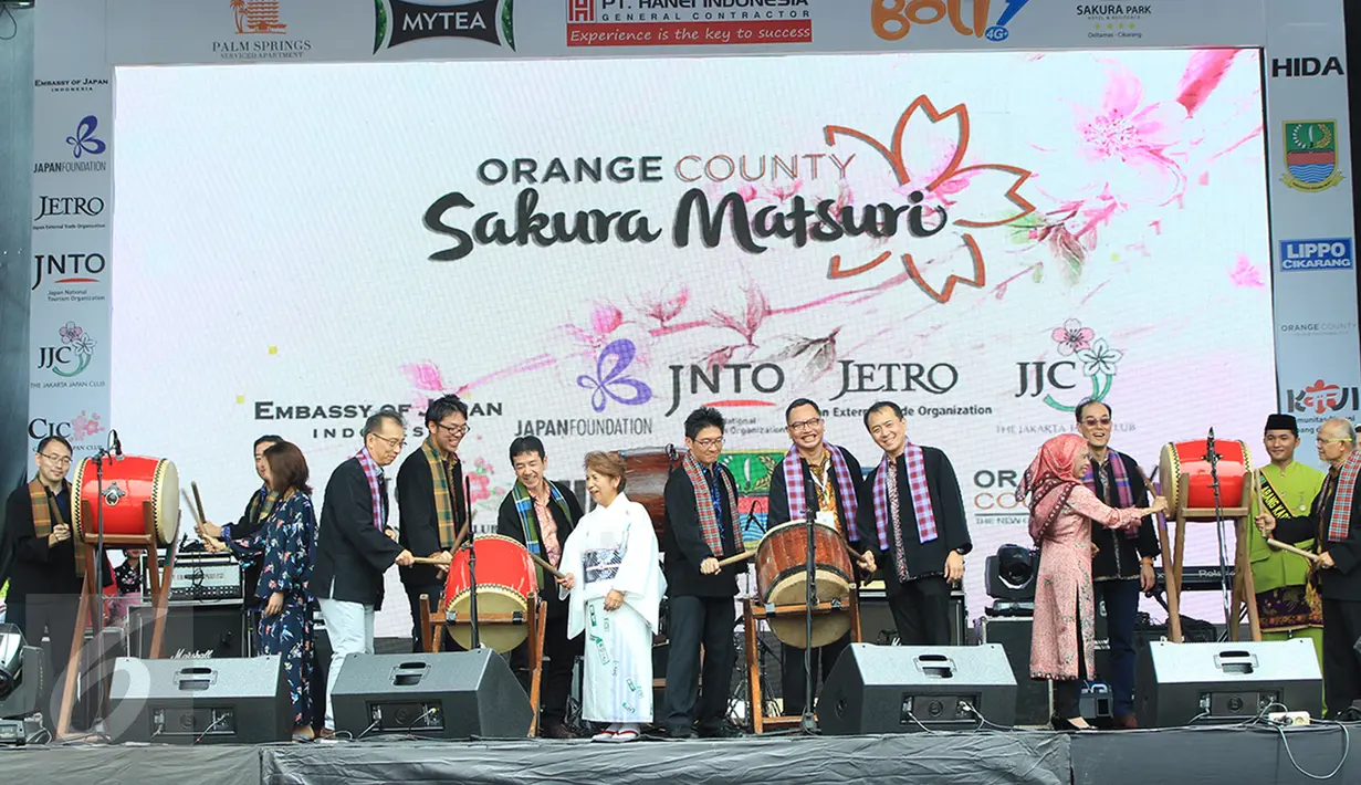 Presdir PT Lippo Cikarang Tbk Toto Bartolomeus (keempat dari kanan) bersama dengan perwakilan Japan Foundation dan Komunitas Alumni Jepang Indonesia saat membuka acara Orange County Sakura Matsuri Lippo Cikarang, Sabtu (8/4). (Liputan6.com/Fery Pradolo)