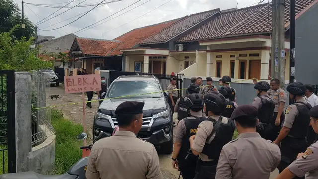 Petugas memeriksa rumah di Batan Indah Tangsel terkait paparan radioaktif.