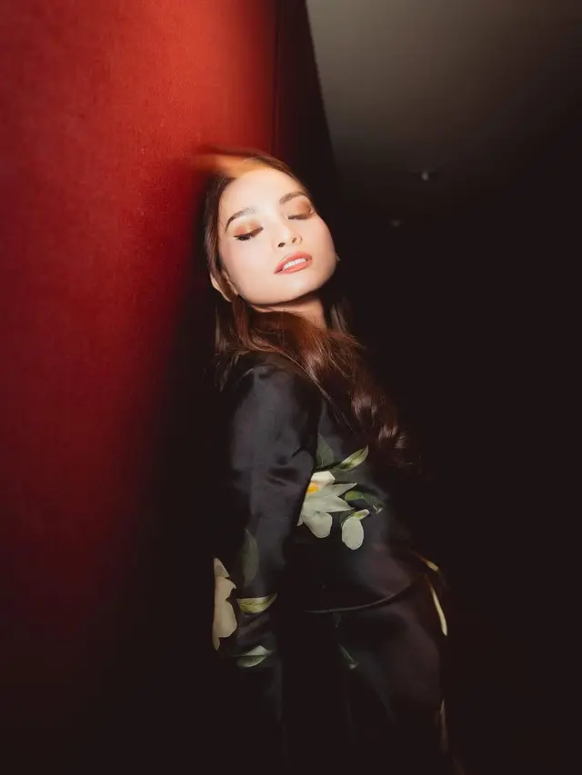 Adu Gaya Dark Stunning Dian Sastrowardoyo, Acha Septriasa, Hana Saraswati dan Della Dartyan di Premiere Film Qodrat 2