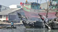 Sejumlah pria melakukan pendinginan kapal yang ludes dilalap api di Pelabuhan Muara Baru, Jakarta, Minggu (24/2). Sebanyak 23 unit kendaraan pemadam dikerahkan untuk memadamkan api saat kebakaran. (Merdeka.com/Iqbal Nugroho)