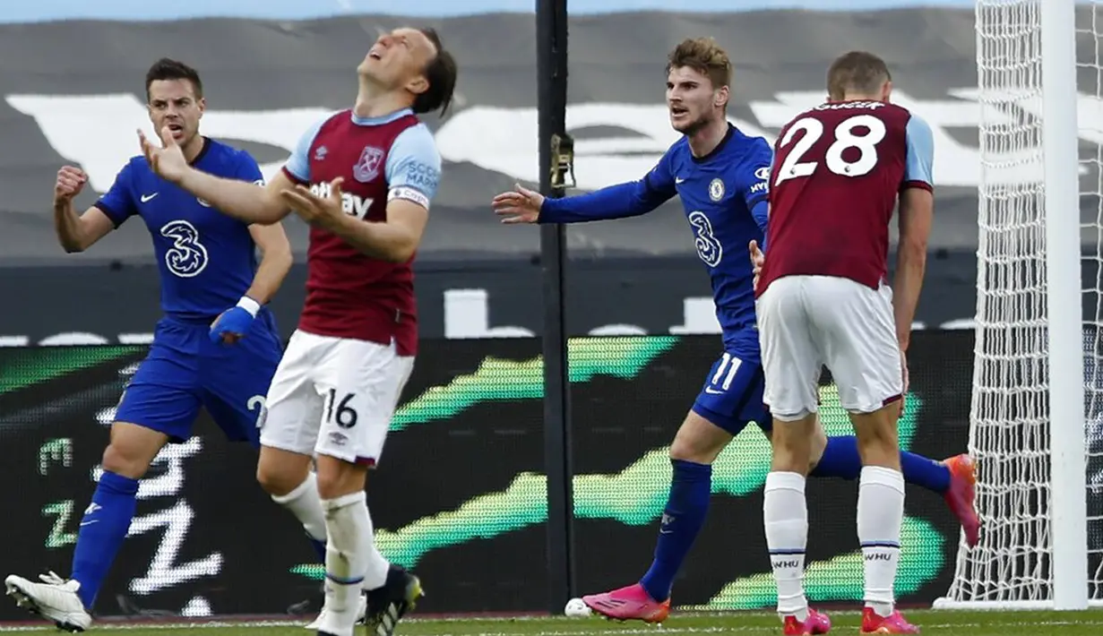 Pemain Chelsea Timo Werner (kedua kanan) melakukan selebrasi usai mencetak gol ke gawang West Ham United pada pertandingan Liga Inggris di London Stadium, London, Inggris, Sabtu (24/4/2021). Chelsea menang 1-0. (AP Photo/Alastair Grant, Pool)