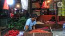 Pedagang beraktivitas di salah satu pasar tradisional di Jakarta, Rabu (26/10/2022). Bank Indonesia (BI) dalam Survei Pemantauan Harga (SPH) memperkirakan tingkat inflasi hingga minggu ketiga Oktober 2022 mencapai 0,05% secara bulanan (month-to-month/mtm).  (Liputan6.com/Angga Yuniar)