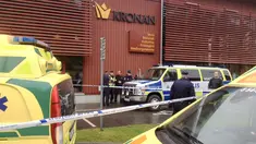 Petugas memasang garis polisi di sekolah Kronan di Trollhattan, Swedia barat, Kamis (22/10). Seorang pria bertopeng dan bersenjatakan pedang menyerang sekolah tersebut dan menewaskan satu murid dan satu guru. (REUTERS/Stig Hedstrom/TT News Agency)