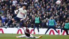 Pemain Tottenham Hotspur Son Heung-min mencetak gol ke gawang West Ham United pada pertandingan sepak bola Liga Inggris di Tottenham Hotspur Stadium, London, Inggris, Minggu (20/3/2022). Tottenham Hotspur menang 3-1. (AP Photo/David Cliff)