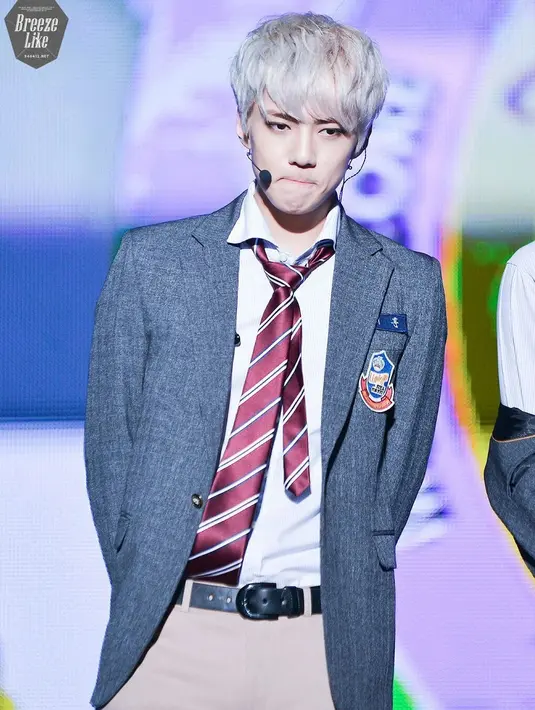 Sehun EXO mempunyai kebiasaan unik dengan bibirnya. Ia akan melipat bibirnya ke dalam saat sedang bengong. (Foto: koreaboo.com)