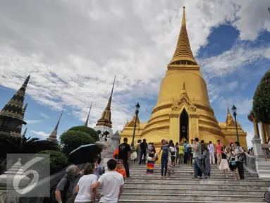 Sejumlah wisatawan tampak melihat keindahan dari Grand Palace yang didominasi oleh warna kuning emas. Grand Palace merupakan istana dari Ratu Thailand. Foto diambil pada 13 Agustus 2015. (Liputan6.com/Herman Zakharia)