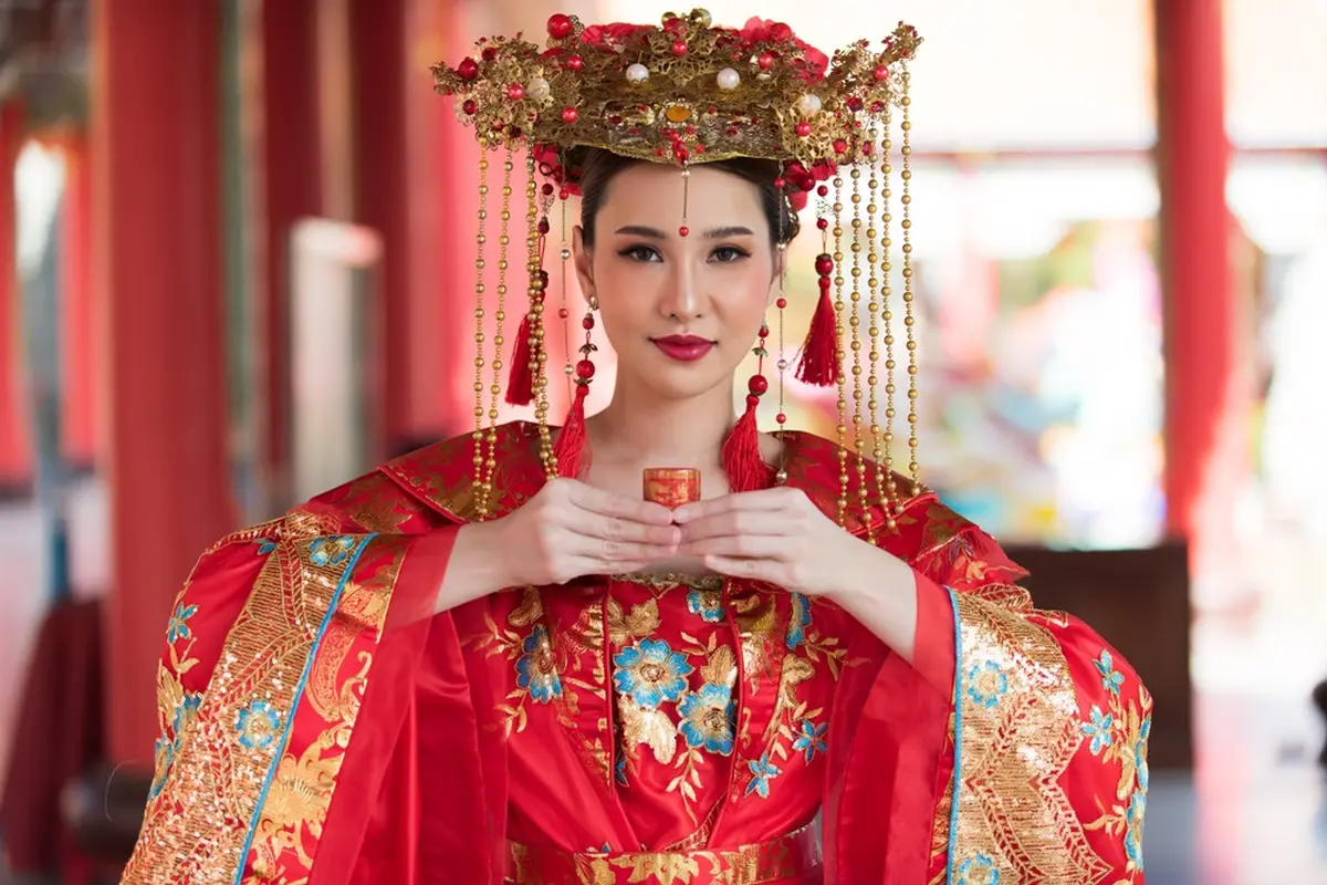 pengantin perempuan china mengenakan cheongsam