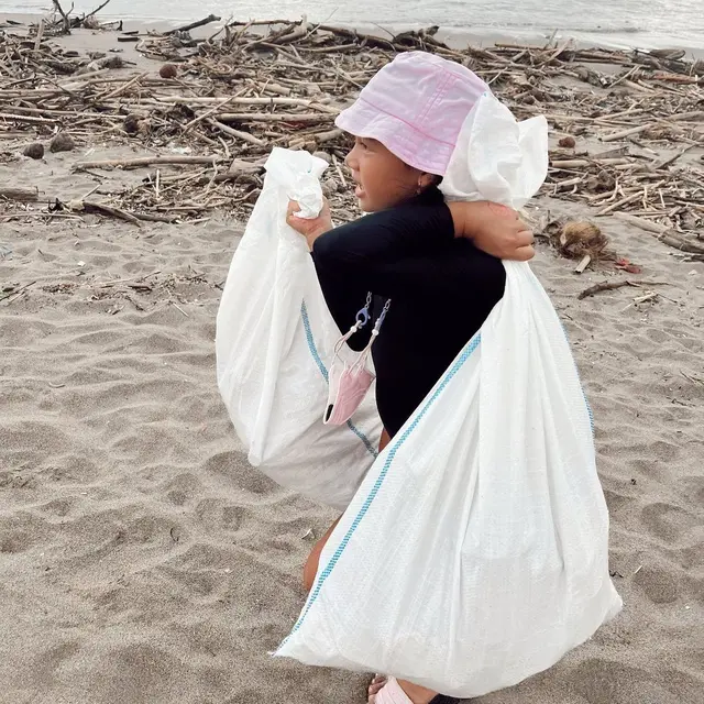 Ajak Anak Jaga Lingkungan, Ini 6 Potret Jennifer Bachdim Ikut Bersih Pantai di Bali