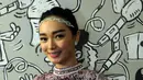 Meski tak makan nasi, Zaskia Gotik tetap kuat menjalani puasa. Perempuan yang akrab disapa Eneng ini lebih banyak mengkonsumsi buah-buahan sebagai pengganti nasi. Foto diambil pada Senin (29/6/2015). (Liputan6.com/Faisal R Syam)