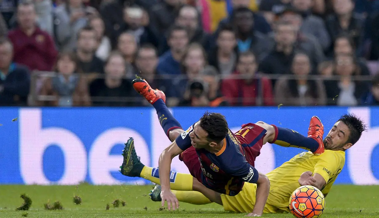 Pemain Villarreal Jaume Costa (kanan) berebut bola dengan pemain Barcelona Munir El Haddadi pada lanjutan La Liga Spanyol di Stadion Camp Nou, Barcelona, Spanyol, MInggu (8/11/2015). ( AFP Photo/ Josep Lago)