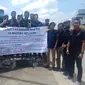 Komunitas ojek dan sopir taksi online di Palembang saat menggelar aksi tuntut Polda Sumsel menguak kasus hilangnya Tri Widiyantoro, sopir taksi online Palembang yang dibegal (Liputan6.com / Nefri Inge)