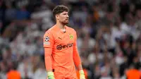 Kiper Borussia Dortmund, Gregor Kobel, sempat termenung setelah gawangnya dibobol Vinicius Junior. (AP Photo/Manu Fernandez)