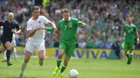Gelandang Timnas Irlandia, Aiden McGeady (nomor 7) berjibaku dengan pemain Inggris, Jordan Henderson, pada laga persahabatan internasional, di Dublin (7/6/2015). Irlandia akan menghadapi dua laga uji coba akhir bulan ini, yakni kontra Swiss dan Slovakia. 