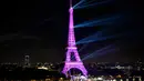 Menara Eiffel diterangi cahaya warna pink sebagai tanda Bulan Kesadaran Kanker Payudara di Paris, Selasa (1/10/2019). Tiap tahunnya di bulan Oktober, ditetapkan sebagai bulan kewaspadaan kanker payudara. (Photo by STEPHANE DE SAKUTIN / AFP)