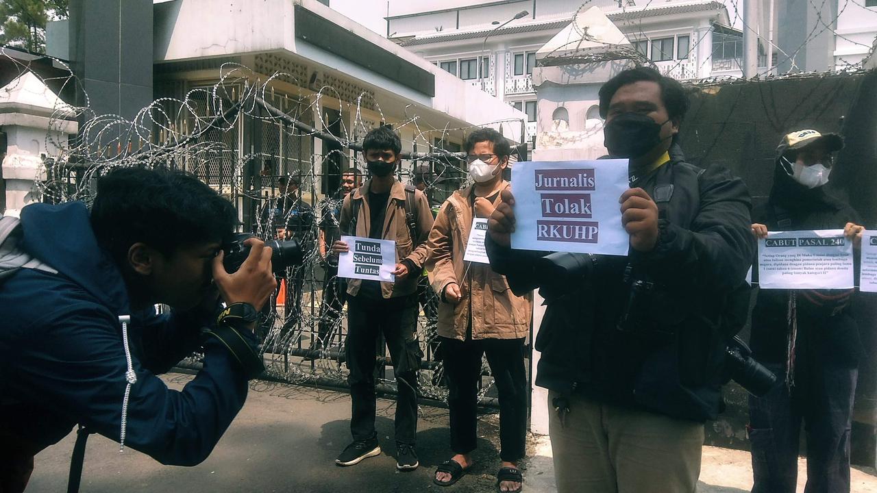 Jurnalis di Bandung menolak disahkannya RKUHP oleh DPR dan pemerintah di depan Kantor DPRD Jawa Barat