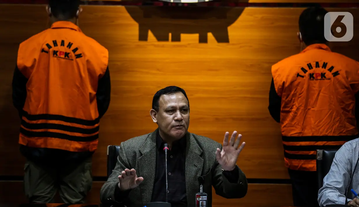 Ketua KPK Firli Bahuri saat konferensi pers terkait penahanan Menteri Sosial Juliari Batubara di Jakarta, Minggu (6/12/2020). KPK menahan Juliari Batubara dan pejabat pembuat komitmen Kemensos Adi Wahyono untuk kepentingan pemeriksaan kasus korupsi dana bansos Covid-19. (Liputan6.com/Johan Tallo)