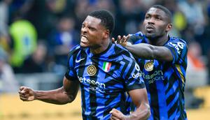Pemain Inter Milan, Denzel Dumfries, melakukan selebrasi setelah mencetak gol ke gawang Juventus pada laga Liga Italia di Stadion Giuseppe Meazza, Minggu (27/10/2024). (AP Photo/Luca Bruno)