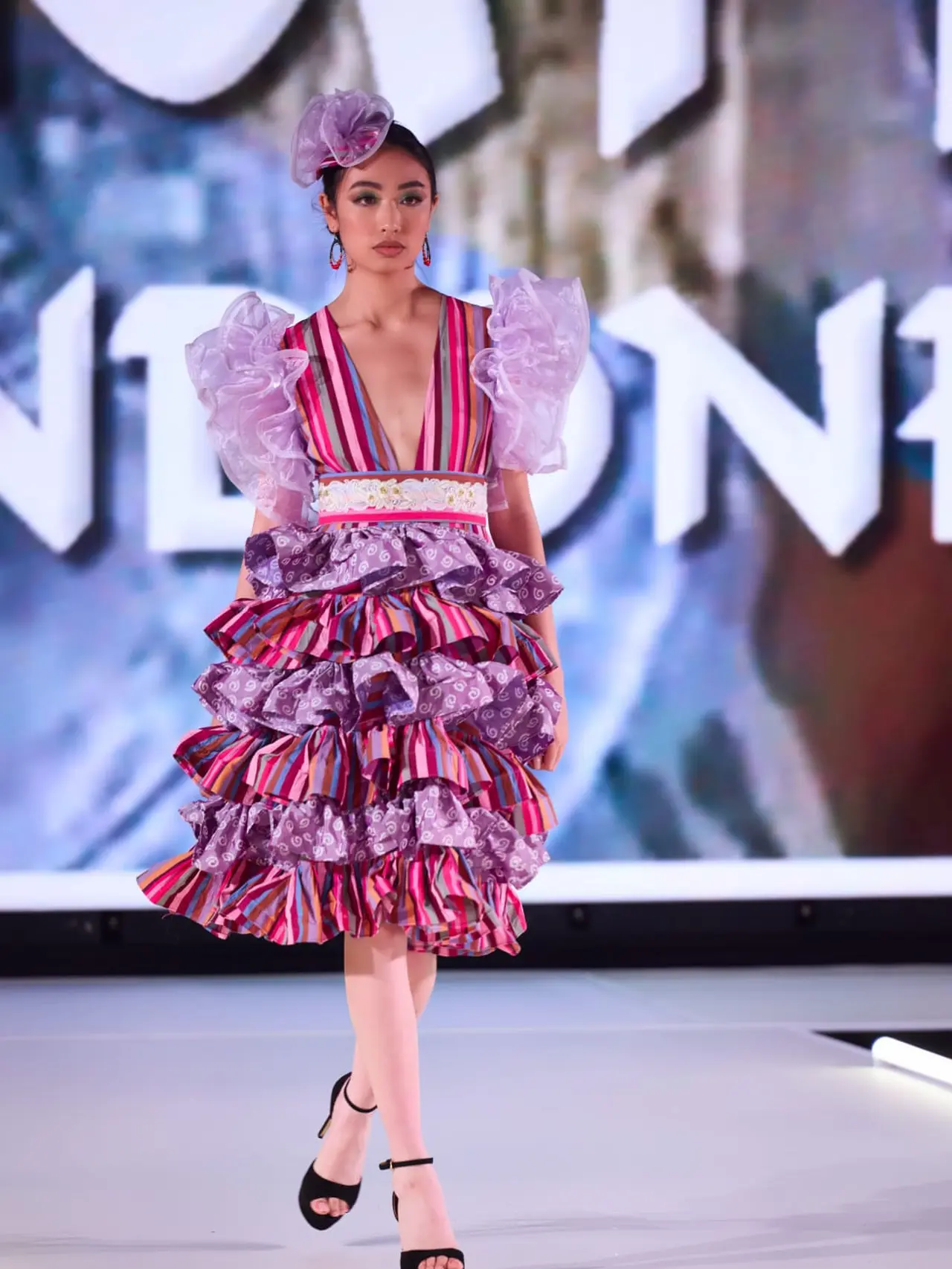 Foto-Foto Model Asing Pamerkan Batik Rancangan Novie Sasmita di New