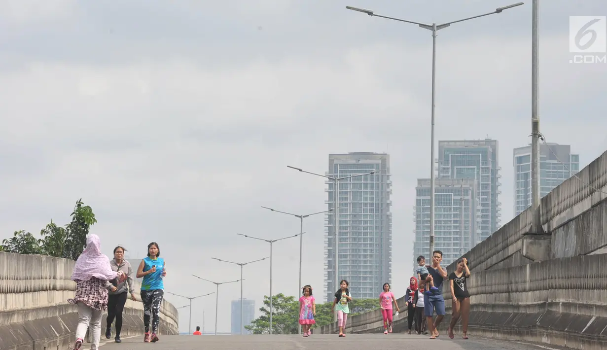 Sejumlah warga beraktivitas di Jalan Layang Non-Tol Antasari saat hari car free day di Jakarta, Minggu (14/1). Pemberlakuan CFD di JLNT ini hingga Jalan Prapanca, tepatnya depan kantor Walikota Jakarta Selatan.(Liputan6.com/Immanuel Antonius)