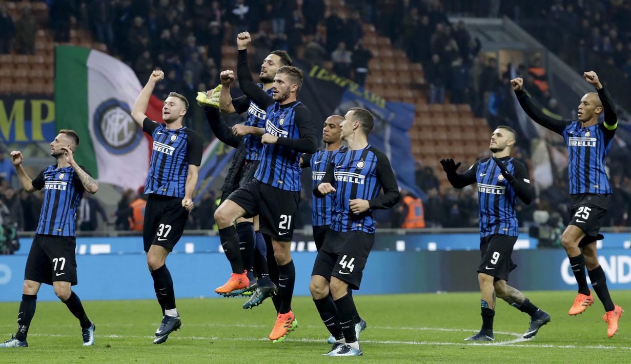Para pemain Inter Milan merayakan kemenangan atas Atalanta pada laga Serie A Italia di Stadion San Siro, Milan, Minggu (19/11/2017). Inter menang 2-0 atas Atalanta. (AP/Luca Bruno)