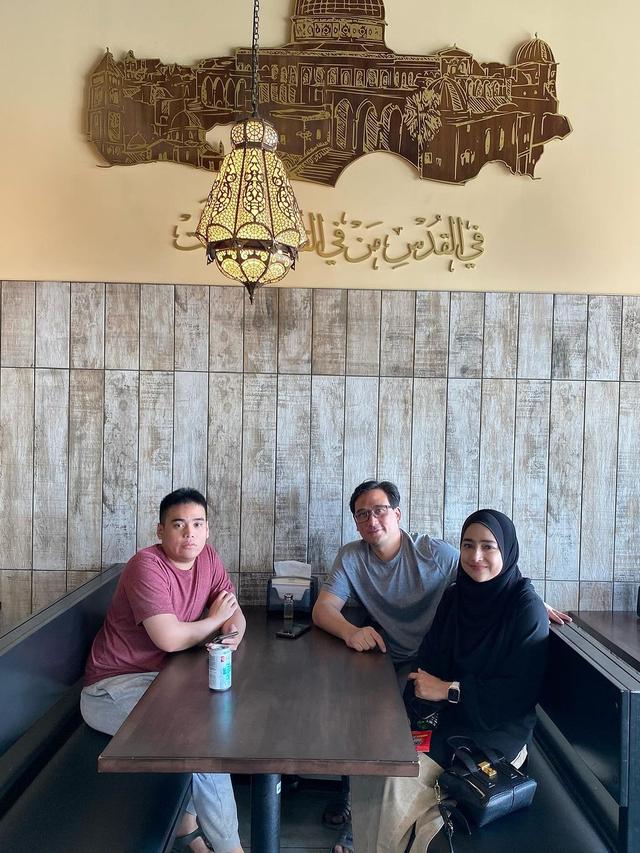 7 Potret Tengku Firmansyah yang Kini Jadi Tukang Besi di Kanada, Tampil Santai