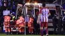 Tim medis membawa Fernando Torres dengan Ambulance menuju Rumah Sakit terdekat usai tabrakan dikepala dengan pemain Deportivo La Coruna pada laga La Liga pekan ke-25 di Riazor stadium, La Coruna, (02/3/2017).  (AFP/Miguel Riopa)