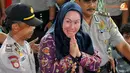 Gubernur Banten Ratu Atut tampak menyapa wartawan setibanya di Gedung KPK (Liputan6.com/Abdul Aziz Prastowo)