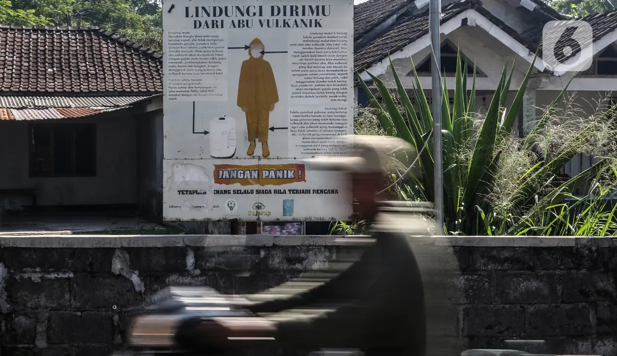 Aktivitas warga di bawah kaki Gunung Merapi, Desa Glagaharjo, Kecamatan Cangkringan, Sleman, Jawa Tengah, Kamis (19/11/2020). Semenjak diumumkan statusnya naik menjadi siaga, Gunung Merapi terpantau terus mengalami peningkatan aktivitas. (Liputan6.com/JohanTallo)