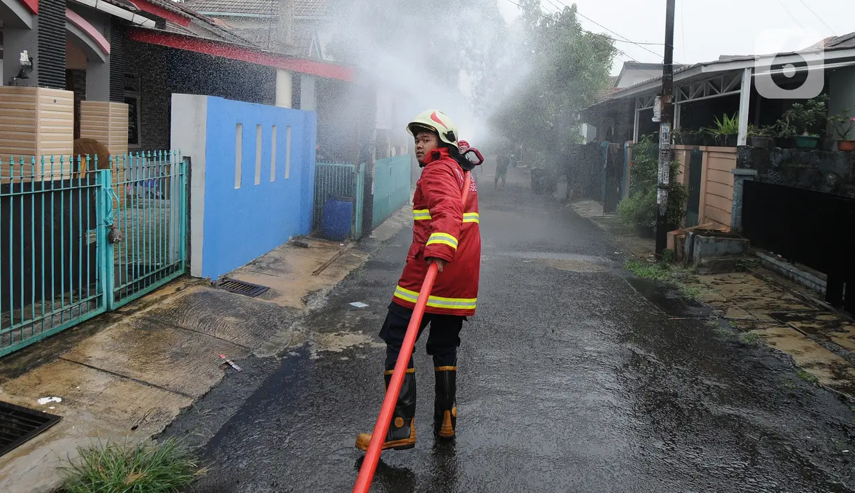 Petugas Damkar menyemprotkan cairan disinfektan pada pemukiman RW 21 Keluarahan Benda Baru, Tangerang Selatan, Banten, Kamis (1/7/2021). Penyemprotan dilakukan pada kawasan zona merah dimana di wialayah ini 46 warga terpapar Covid-19. (merdeka.com/Arie Basuki)