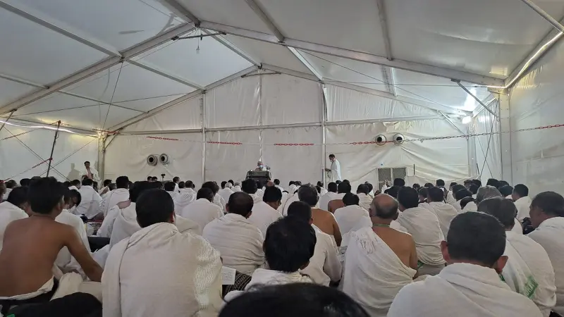Jemaah haji Indonesia di Arafah untuk melaksanakan wukuf, Selasa (27/6/2023).(Liputan6.com/Nafiysul Qodar