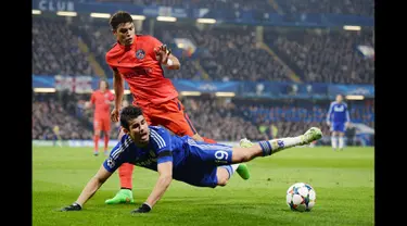 Duel panas terjadi di leg kedua 16 besar Liga Champions antara Chelsea dengan Paris St Germain di Stadion Stamford Bridge, London, Inggris (11/3/15) . Chelsea bermain imbang 2-2 dengan Paris St Germain. (Reuters/Tony O'Brien)