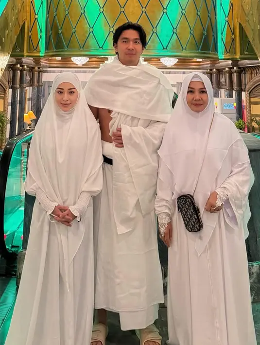 Nikita Willy kali ini menjalankan umrah bersama suami dan ibundanya. Nikita pun tampil dengan abaya putih senada dengan bergo. [@yorafebrina]