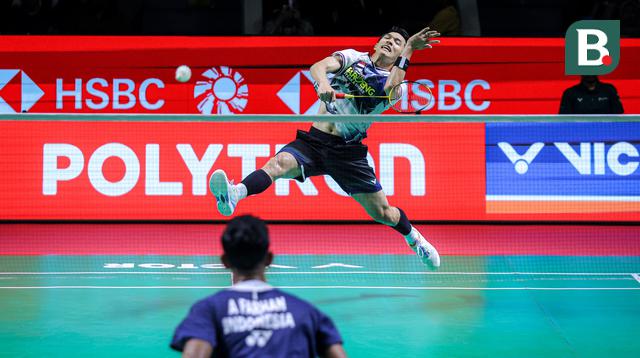 Pebulu tangkis tunggal putra Indonesia, Jonatan Christie melakukan smash ke arah kompatriotnya, Alwi Farhan dalam babak 16 besar Indonesia Open 2026 di Istora Senayan, Jakarta, Kamis (04/06/2026). (Bola.com/Bagaskara Lazuardi)