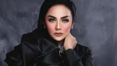 Tampil dalam sebuah pemotretan dengan busana serba hitam, gaya Krisdayanti satu ini curi perhatian netizen. Ia pun terlihat begitu elegan dan menawan meski hanya menggunakan aksesoris yang cukup minimalis. (Liputan6.com/IG/@krisdayantilemos)