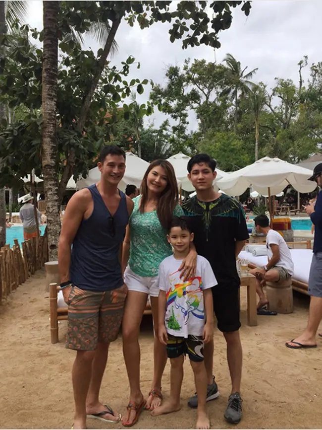 Belum lama ini Mike Lewis liburan di Bali bersama mantan istri, Tamara Bleszynski dan buah hatinya, Kenzo. Bahkan, liburan ini menurut Mike lebih spesial lantaran ada Kenzo dan Teuku Rasya (anak Tamara dengan Rafly). (Instagram/tamarableszynskiofficial)