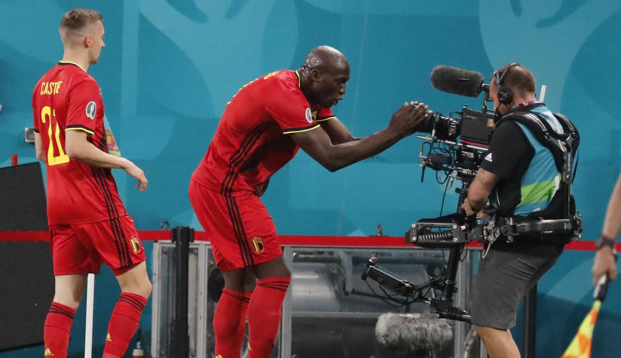 Romelu Lukaku berhasil membuka keunggulan lewat gol yang ia ciptakan dari kesalahan kontrol yang dilakukan Andrey Semenov pada menit ke-10. Bomber Inter Milan itu tanpa ampun melesatkan bola ke gawang Anton Shunin. (Foto: AP/Pool/Anatoly Maltsev)