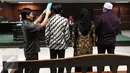 (Ki-ka) Gubernur Sumut Nonaktif Gatot Pujo Nugroho, Evy Susanti dan Yagari Bhastara (Gary) diambil sumpahnya saat akan bersaksi di Pengadilan Tipikor terkait kasus Dana Bansos Pemprov Sumut, Jakarta, Kamis (22/10/2015). (Liputan6.com/Helmi Afandi)