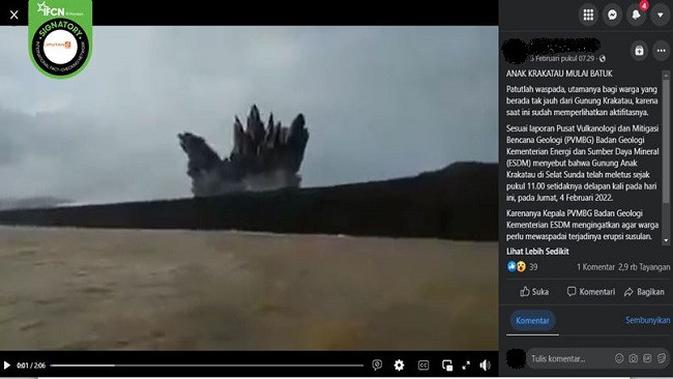 Gambar Tangkapan Layar Video yang Diklaim Erupsi Gunung Anak Krakatau pada 5 Februari 2022 (sumber: Facebook).