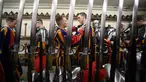 Pasukan Pengawal Swiss berdandan sebelum menghadiri upacara tahunan di Kota Vatikan (6/5). Swiss Guard adalah pasukan yang berasal dari Swiss namun mengabdikan diri kepada negara lain. (AFP/Filippo Monteforte)