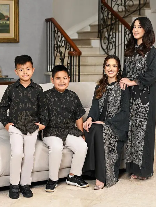 Kedua putra Nia Ramadhani tampil serasi mengenakan baju muslim warna hitam bermotif dipadukan celana beige. Begitupun dengan Nia yang mengenakan dress panjang hitam. [@geulis.id]