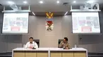 Deputi Penindakan dan Eksekusi Komisi Pemberantasan Korupsi (KPK), Asep Guntur Rahayu (kiri) bersama Juru Bicara KPK, Budi Prasetyo, saat memberi keterangan terkait Operasi Tangkap Tangan (OTT) Bupati Tulungagung, Gatut Sunu Wibowo, di Gedung Merah Putih Komisi Pemberantasan Korupsi, Jakarta, Sabtu (11/4/2026). Komisi Pemberantasan Korupsi menunjukkan sejumlah barang bukti hasil Operasi Tangkap Tangan (OTT) Bupati Tulungagung, Gatut Sunu Wibowo. (Liputan6.com/Helmi Fithriansyah)