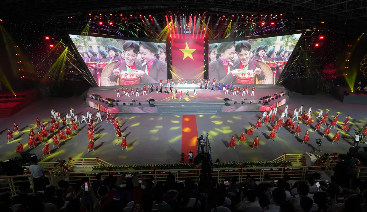 Seniman tampil saat upacara penutupan SEA Games 2021 di Hanoi, Vietnam, 23 Mei 2022. Kamboja akan menjadi tuan rumah SEA Games 2023 mendatang. (AP Photo/Achmad Ibrahim)