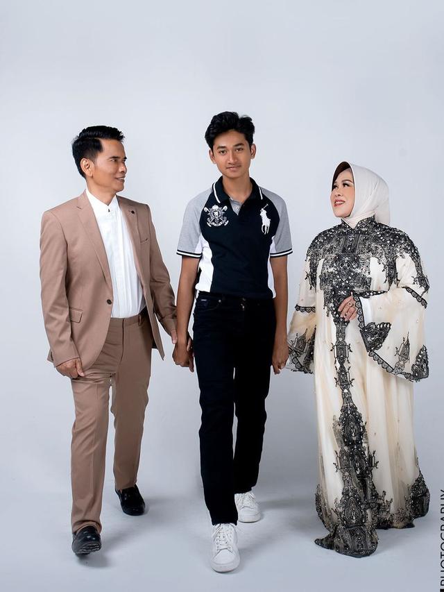 6 Potret Redi Mulyana Adik Lesti Kejora, Bak Anak Tunggal di Pemotretan Keluarga