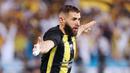 Pemain Al Ittihad, Karim Benzema, melakukan selebrasi setelah mencetak gol ke gawang Al Riyadh pada laga pekan ketiga Liga Arab Saudi di Prince Faisal bin Fahd Stadium, Riyadh, Jumat (25/8/2023). Pemain asal Prancis ini akhirnya mencetak gol untuk Al Ittihad di Liga Arab Saudi musim ini. (AFP/Fayez Nureldine)