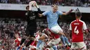 Kiper Arsenal, David Raya (kiri) berebut bola dengan pemain Manchester City, Erling Haaland pada laga lanjutan Liga Inggris 2023/2024 di Emirates Stadium, London, Inggris, 8 Oktober 2023. (AFP/Ian Kington)