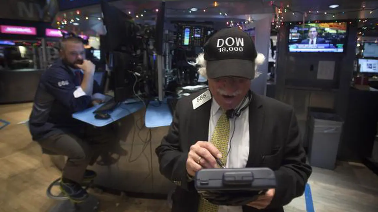 Dow Jones mencatatkan rekor tertinggi pada perdagangan hari Jumat.