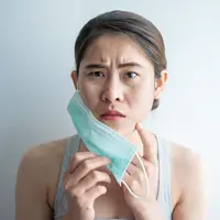 ilustrasi cara mengatasi maskne yang muncul pada saat pandemi/Boyloso/shuttersrock